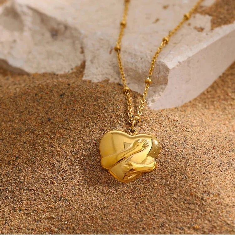 Hoje é o Seu Dia - Colar Coração Abraçado Banhado a Ouro 18k