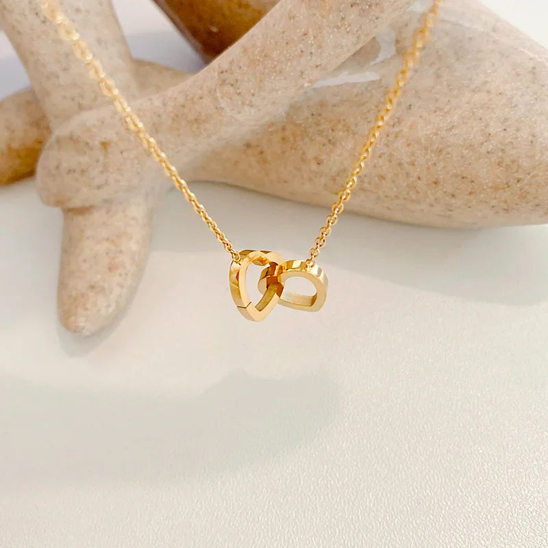 Hoje é o Seu Dia - Colar Duplo Coração Entrelaçados Banhado a Ouro 18k